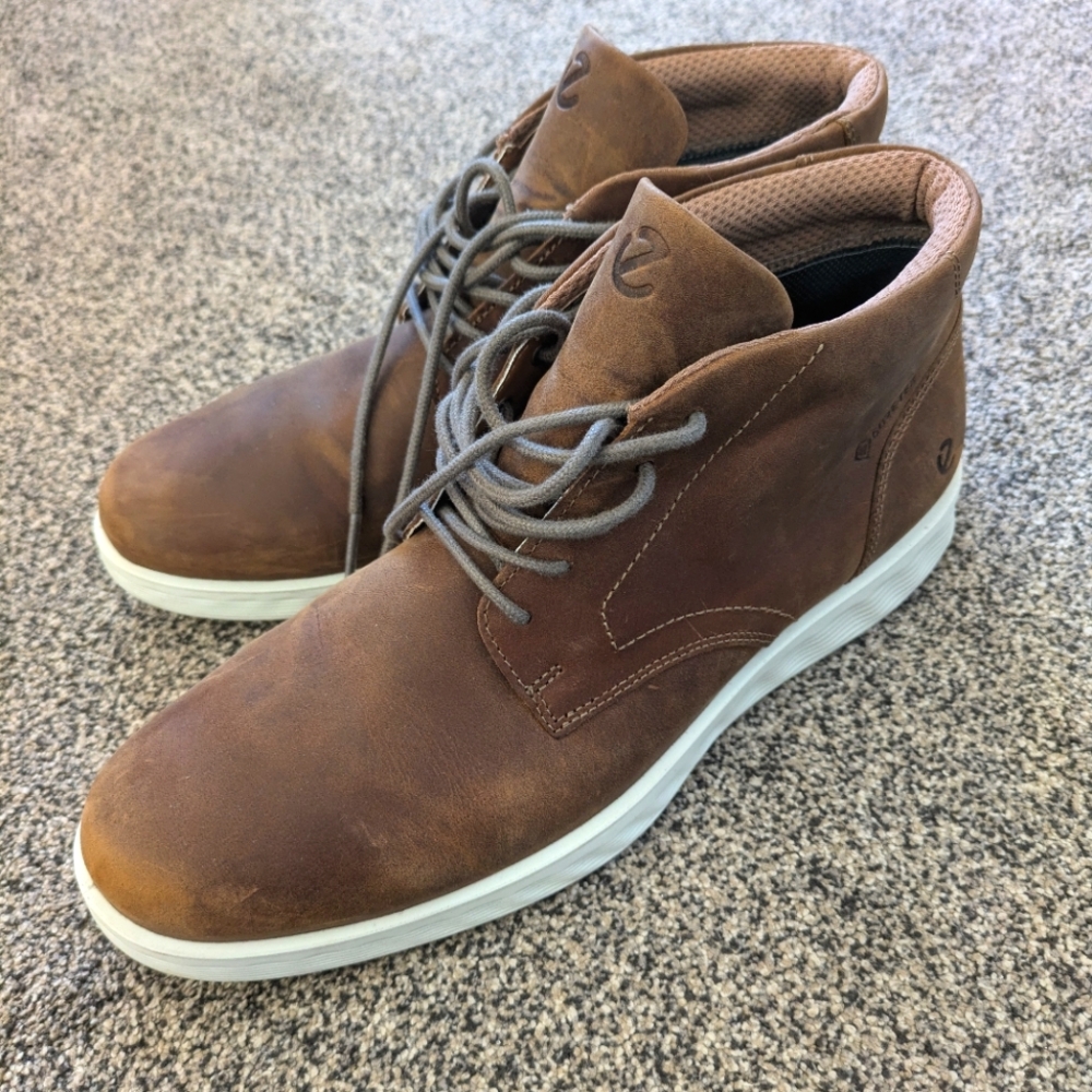 Ecco Brown Chukka Boots with Lace-Up Closure and Comfortable Padding
